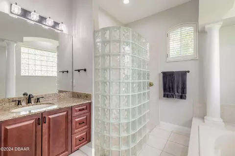 Bath - 1456 Kilrush Dr, Ormond Beach, FL 32174 photo 3 of 6