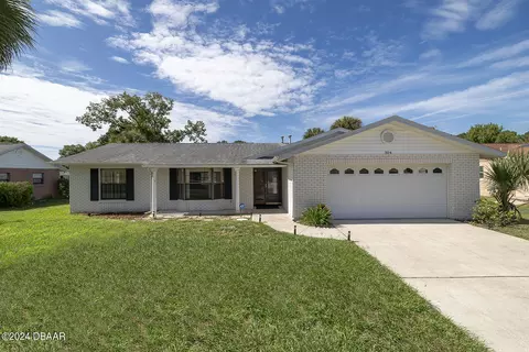 304 N Paul Revere Dr, Daytona Beach, FL 32119
