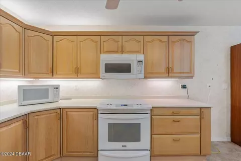 Kitchen - 41 Forest View Way, Ormond Beach, FL 32174 photo 2 of 5