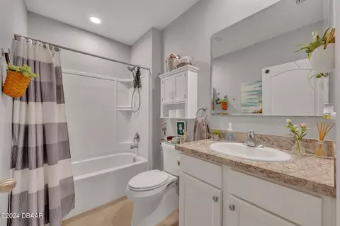 Bath - 136 Old Mill Pond Rd, Edgewater, FL 32141 photo 2 of 2