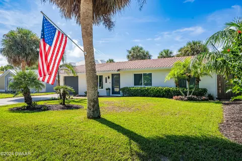 917 E 1st Ave, New Smyrna Beach, FL 32169