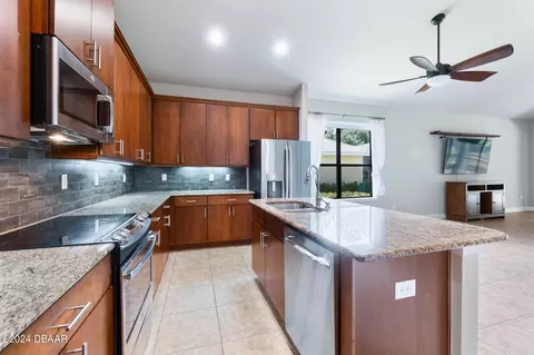 Kitchen - 667 Elk River Dr, Ormond Beach, FL 32174 photo 3 of 5