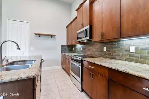 Kitchen - 667 Elk River Dr, Ormond Beach, FL 32174 photo 4 of 5