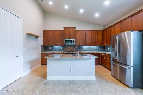 Kitchen - 667 Elk River Dr, Ormond Beach, FL 32174 photo 2 of 5
