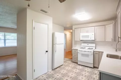 Kitchen - 1809 Green Pl, Ormond Beach, FL 32174 photo 4 of 5