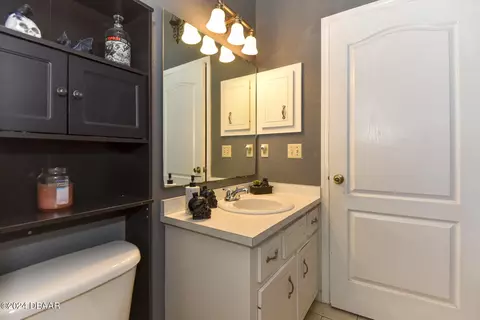Bath - 1323 Willow Oak Dr, Edgewater, FL 32132 photo 2 of 4
