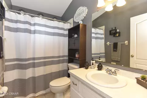 Bath - 1323 Willow Oak Dr, Edgewater, FL 32132 photo 1 of 4