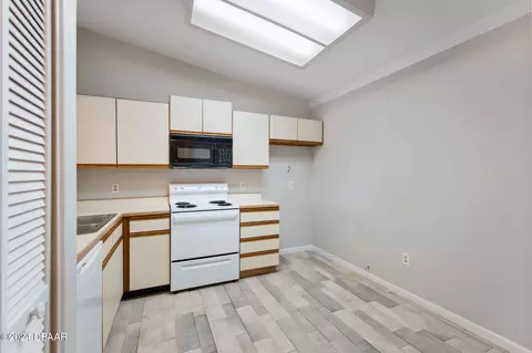 Kitchen - 180 Limewood Pl #1, Ormond Beach, FL 32174 photo 4 of 4
