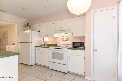 Kitchen - 2 Arborvue Trl, Ormond Beach, FL 32174 photo 2 of 3