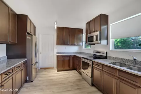 Kitchen - 95 Ormond Pkwy, Ormond Beach, FL 32176 photo 2 of 6