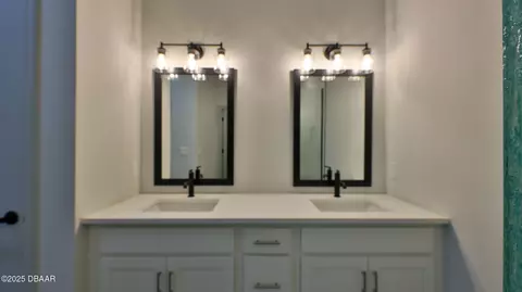 Bath - 1428 Willow Oak Dr, Edgewater, FL 32132 photo 2 of 5