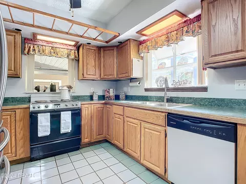 Kitchen - 2940 Ragis Rd, Edgewater, FL 32132 photo 4 of 5
