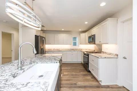 Kitchen - 533 N Halifax Dr, Ormond Beach, FL 32176 photo 6 of 9