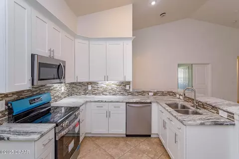 Kitchen - 304 Chesham St, Ormond Beach, FL 32174 photo 3 of 3