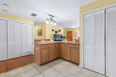 Kitchen - 1069 Indigo Rd, Ormond Beach, FL 32174 photo 6 of 8