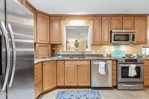 Kitchen - 1069 Indigo Rd, Ormond Beach, FL 32174 photo 4 of 8
