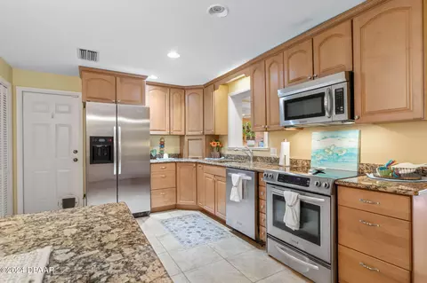 Kitchen - 1069 Indigo Rd, Ormond Beach, FL 32174 photo 3 of 8