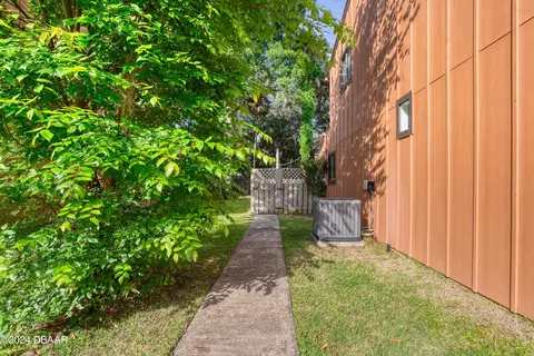 Exterior - 10 Park Pl, Ormond Beach, FL 32174 photo 7 of 30