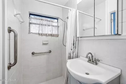 Bath - 63 Benjamin Dr, Ormond Beach, FL 32176 photo 1 of 3
