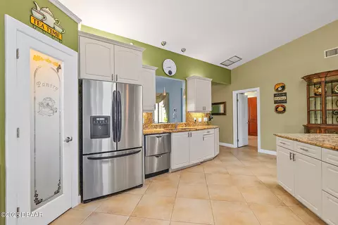 Kitchen - 39 Landings Ln, Ormond Beach, FL 32174 photo 2 of 7