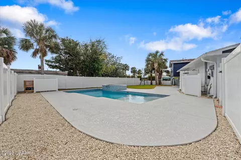 Exterior - 40 Juniper Dr, Ormond Beach, FL 32176 photo 2 of 10