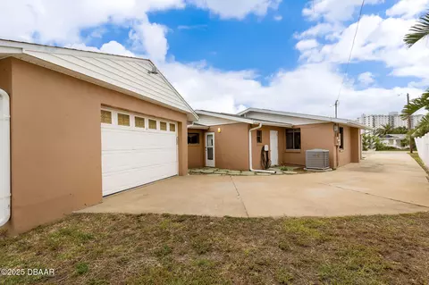 Exterior - 10 Alamanda Dr, Ormond Beach, FL 32176 photo 4 of 6