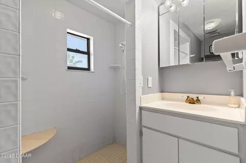 Bath - 10 Alamanda Dr, Ormond Beach, FL 32176 photo 4 of 5
