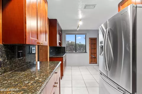 Kitchen - 10 Alamanda Dr, Ormond Beach, FL 32176 photo 4 of 6