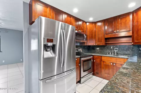 Kitchen - 10 Alamanda Dr, Ormond Beach, FL 32176 photo 3 of 6