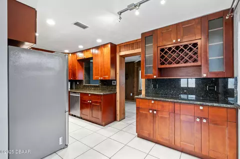 Kitchen - 10 Alamanda Dr, Ormond Beach, FL 32176 photo 5 of 6