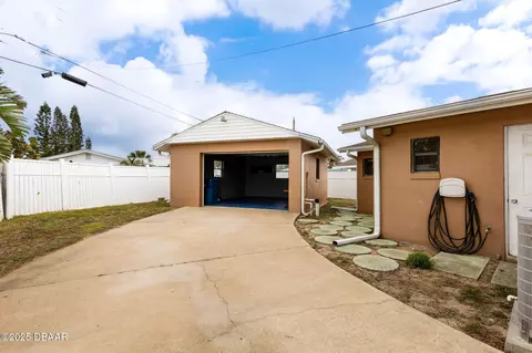 Exterior - 10 Alamanda Dr, Ormond Beach, FL 32176 photo 5 of 6