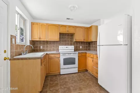 Kitchen - 59 Alamanda Dr, Ormond Beach, FL 32176 photo 2 of 3