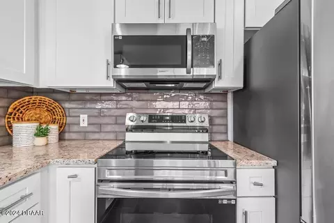 Kitchen - 25 Reflections Village Dr, Ormond Beach, FL 32174 photo 3 of 4