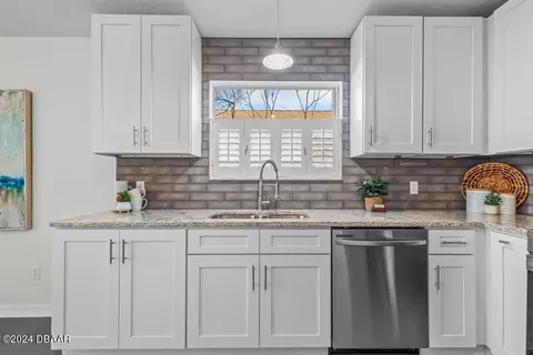 Kitchen - 25 Reflections Village Dr, Ormond Beach, FL 32174 photo 2 of 4