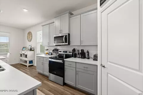Kitchen - 322 E Merimont Ln, Ormond Beach, FL 32174 photo 4 of 5