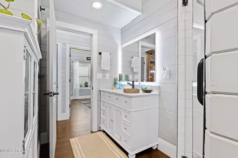 Bath - 2928 Oak Trl, Edgewater, FL 32141 photo 7 of 9