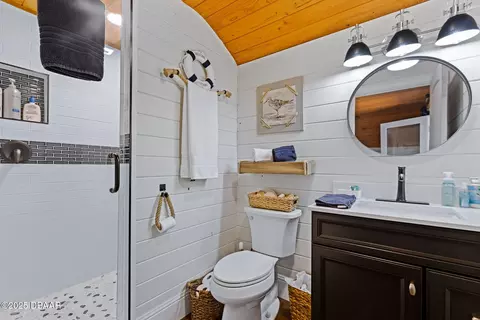 Bath - 2928 Oak Trl, Edgewater, FL 32141 photo 8 of 9