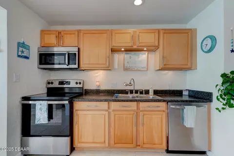 Kitchen - 47 Alamanda Dr, Ormond Beach, FL 32176 photo 2 of 3