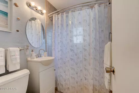 Bath - 47 Alamanda Dr, Ormond Beach, FL 32176 photo 1 of 2