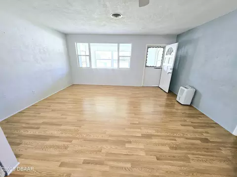 Living - 52 Oakview Cir, Ormond Beach, FL 32176 photo 2 of 5