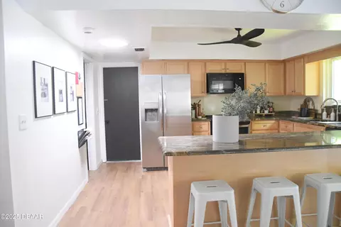 Kitchen - 84 S St Andrews Dr, Ormond Beach, FL 32174 photo 2 of 4