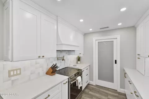Kitchen - 672 N Beach St, Ormond Beach, FL 32174 photo 8 of 11