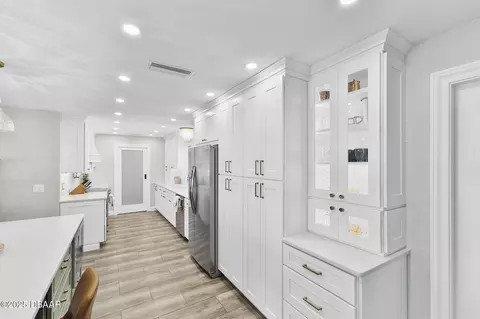 Kitchen - 672 N Beach St, Ormond Beach, FL 32174 photo 4 of 11