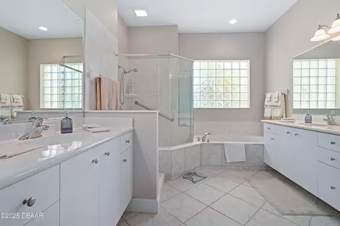 Bath - 850 Westlake Dr, Ormond Beach, FL 32174 photo 2 of 3