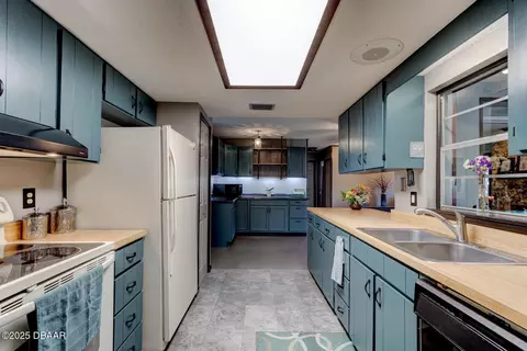 Kitchen - 35 Whippoorwill Ln, Ormond Beach, FL 32174 photo 3 of 4