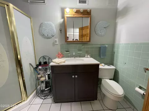 Bath - 173 E Cory Dr, Edgewater, FL 32141 photo 3 of 3