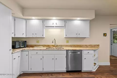 Kitchen - 304 River Bluff Dr, Ormond Beach, FL 32174 photo 6 of 7