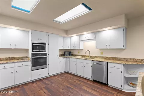Kitchen - 304 River Bluff Dr, Ormond Beach, FL 32174 photo 5 of 7