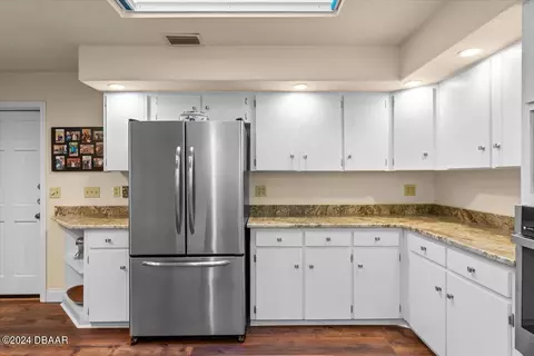 Kitchen - 304 River Bluff Dr, Ormond Beach, FL 32174 photo 4 of 7