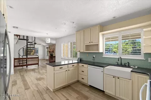 Kitchen - 232 Chippewa Cir, Ormond Beach, FL 32174 photo 5 of 7